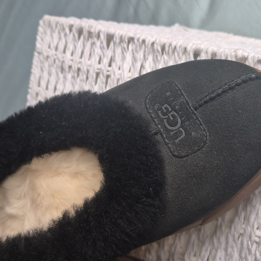 UGGS 10 Black Suede With Furry Edge Continues With Fuzzy Soft Inside EUC - Picture 2 of 4
